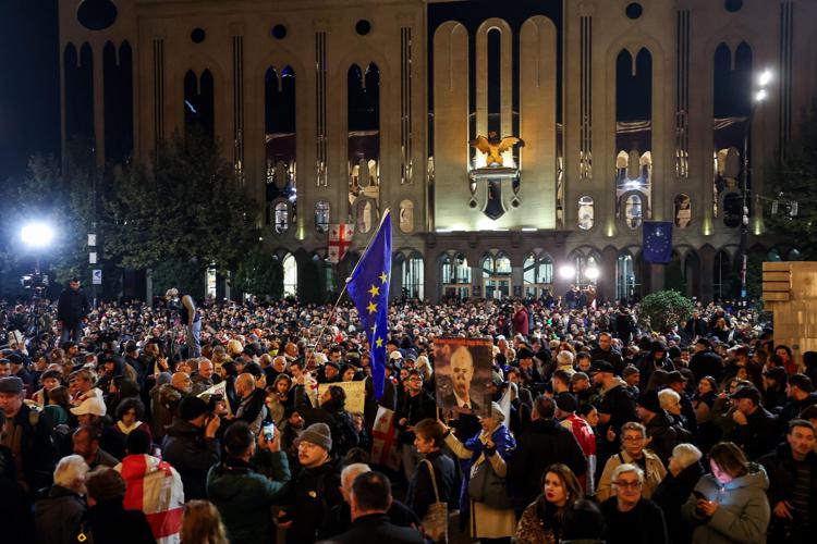 I sostenitori dell'opposizione georgiana in piazza per protestare contro i risultati delle elezioni parlamentari - (Afp)