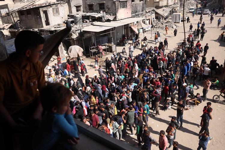 Gaza, folla per la distribuzione del pane a Khan Younis - Afp