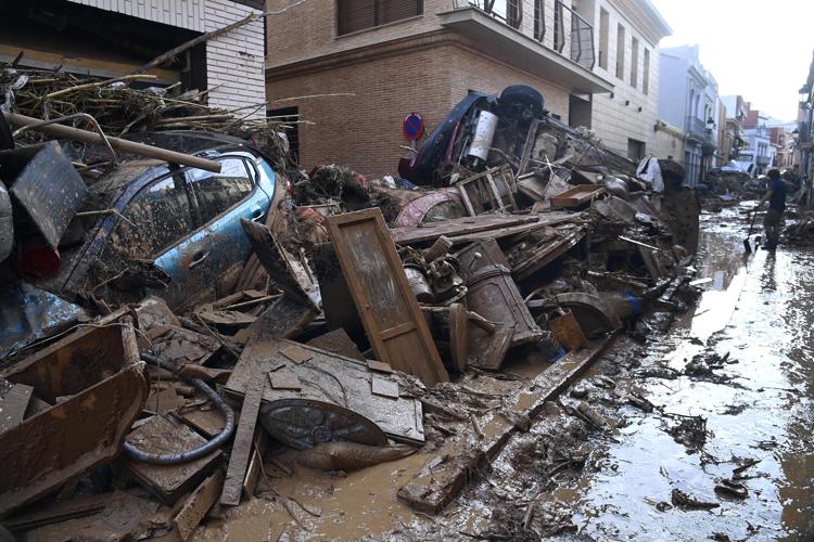 Detriti e fango nelle strade di Valencia - Afp