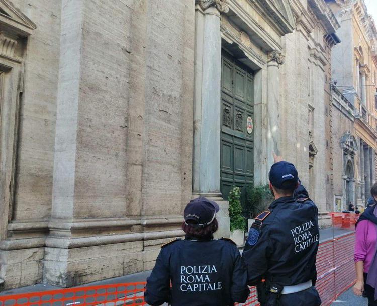 Vigili davanti alla chiesa di via del Corso