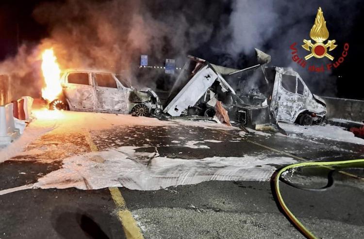 Furgoni e auto dati alle fiamme durante la rapina (Fotogramma)