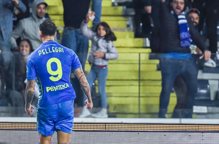 Pellegri sotto la curva dopo il gol