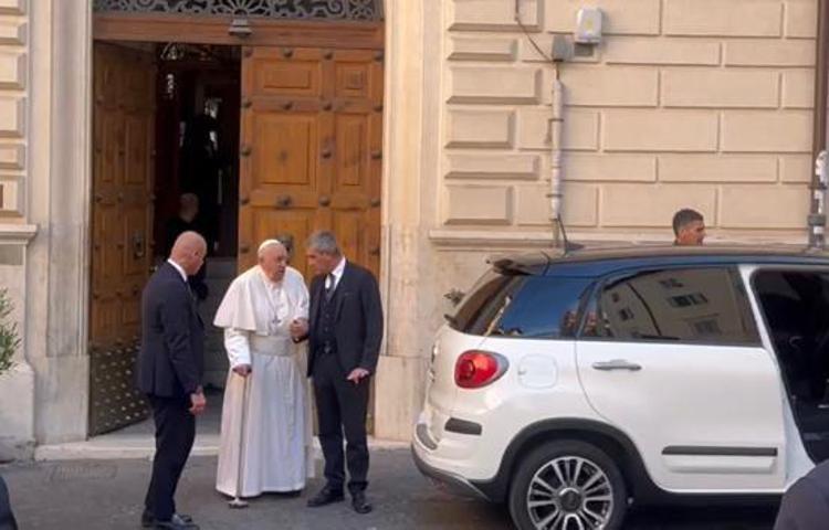 Papa Francesco esce dal portone della casa di Emma Bonino