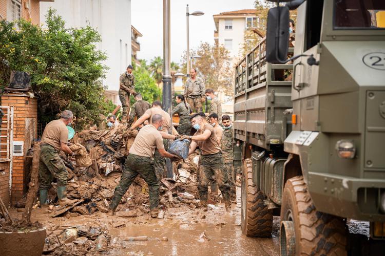 Militari in campo dopo l'alluvione a Valencia - Fotogramma /Ipa