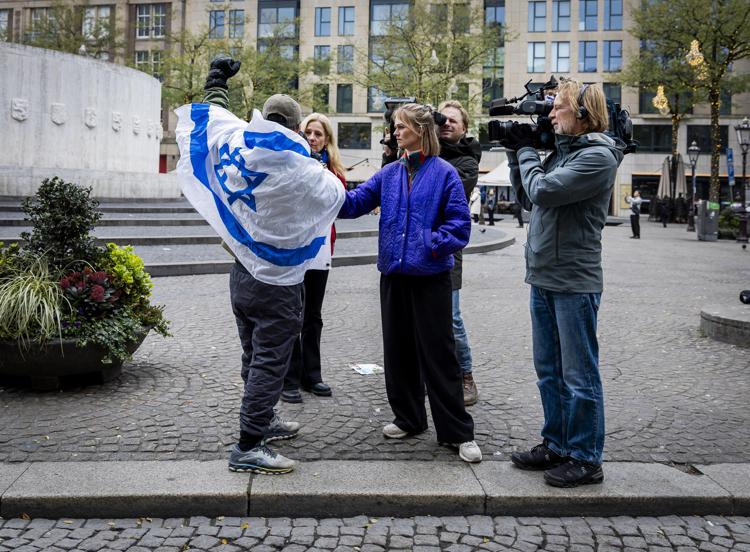 Tifoso israeliano intervistato ad Amsterdam - Afp