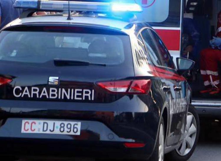 Carabinieri e ambulanza (Fotogramma)