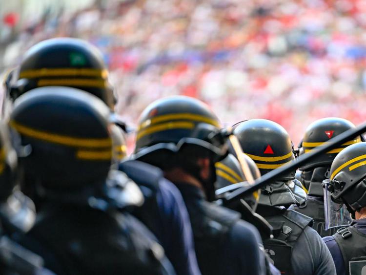 Controlli allo stadio da parte della polizia francese (Fotogramma/Ipa)