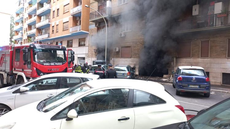 Incendio in garage condominiale a Roma, palazzo evacuato e intossicata un'anziana