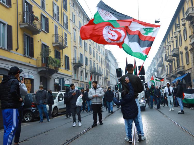 Il corteo a Milano (Fotogramma)