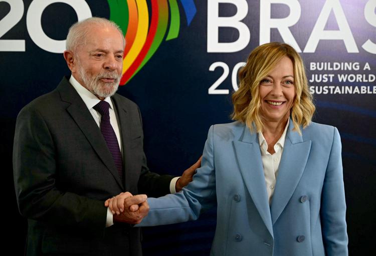 Il presidente brasiliano Luiz Inácio Lula da Silva e la presidente del Consiglio Giorgia Meloni (Afp)