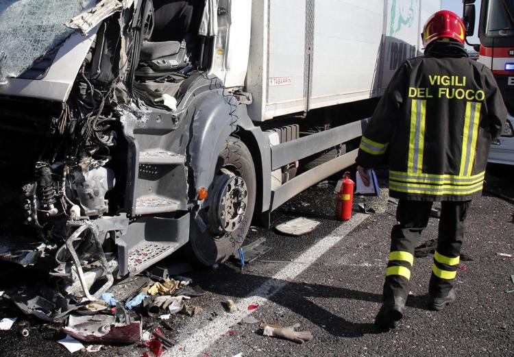 Incidente tra due camion (Fotogramma)