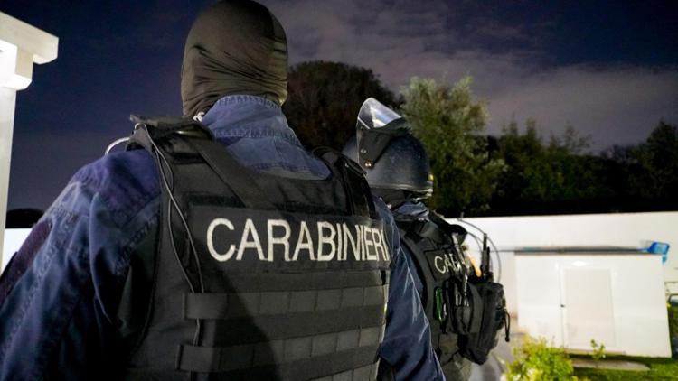 Carabinieri impegnati nell'operazione anti droga a Ostia