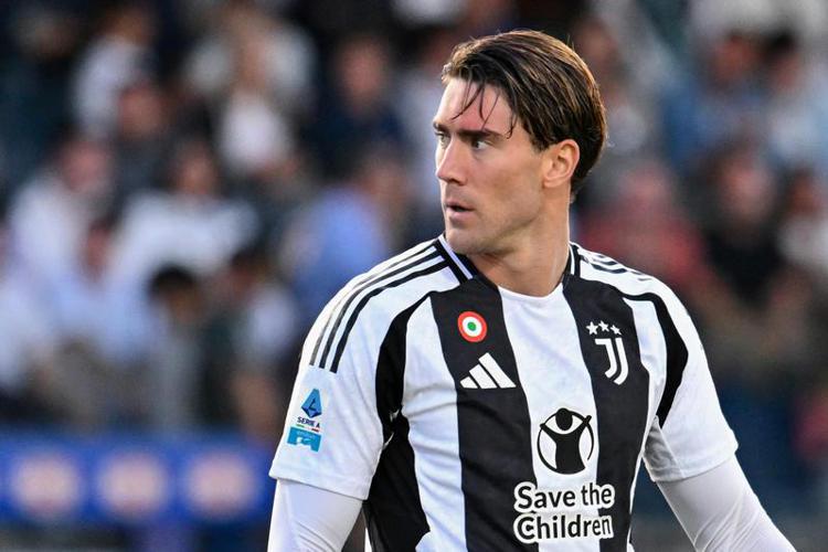 Dusan Vlahovic con il nuovo logo della Juventus - Fotogramma