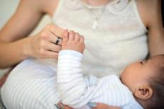 Una mamma con un bimbo