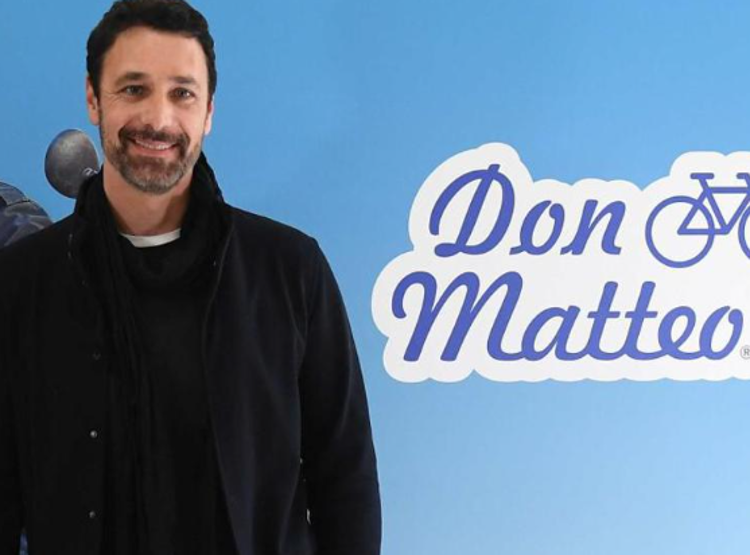 Raoul Bova nel ruolo di 'Don Matteo' - Fotogramma