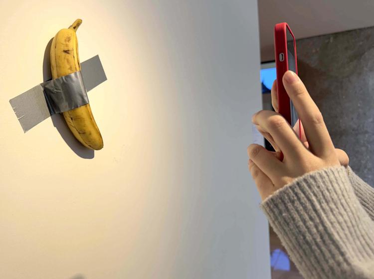 Banana di Cattelan venduta per 6,2 milioni. Ballario: 