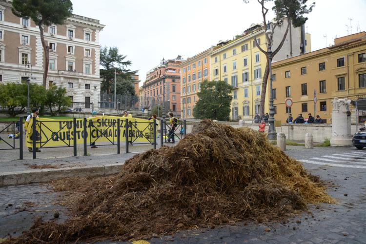 Blitz Extinction Rebellion al Viminale: scaricata una tonnellata di letame