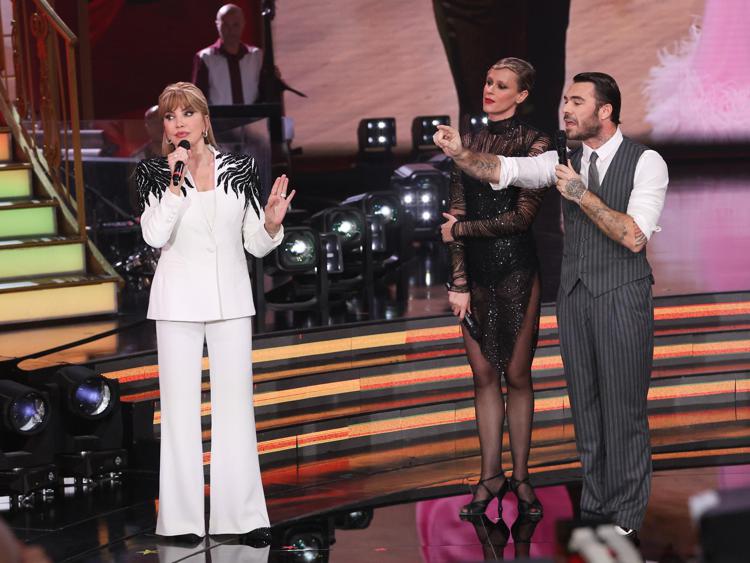 Milly Carlucci, Angelo Madonia e Federica Pellegrini nell'ultima puntata di Ballando con le Stelle - Fotogramma /Ipa