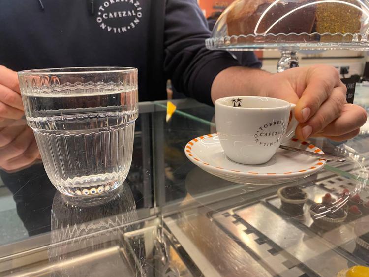 Il bicchiere d'acqua servito con il caffè, foto Adnkronos