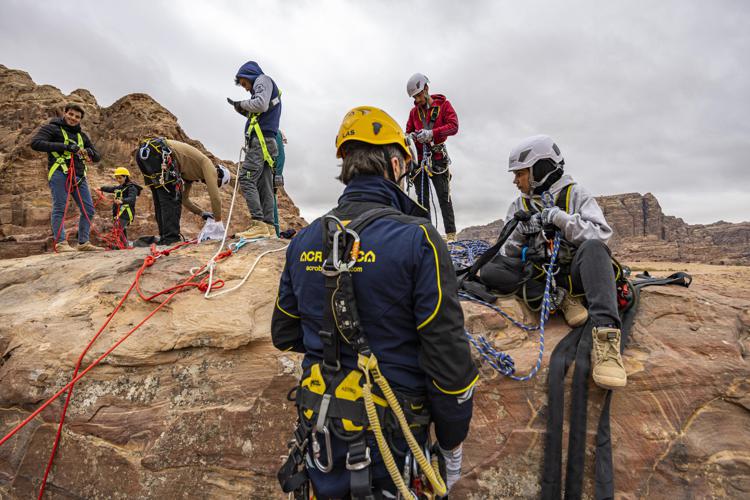 Acrobatica, a Petra per insegnare il restauro monumentale su fune