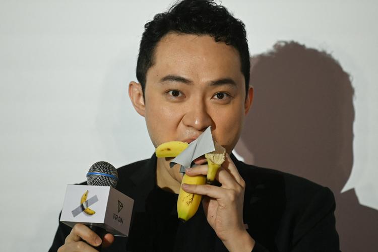 Justin Sun mangia la banana di 'Comedian' - Afp