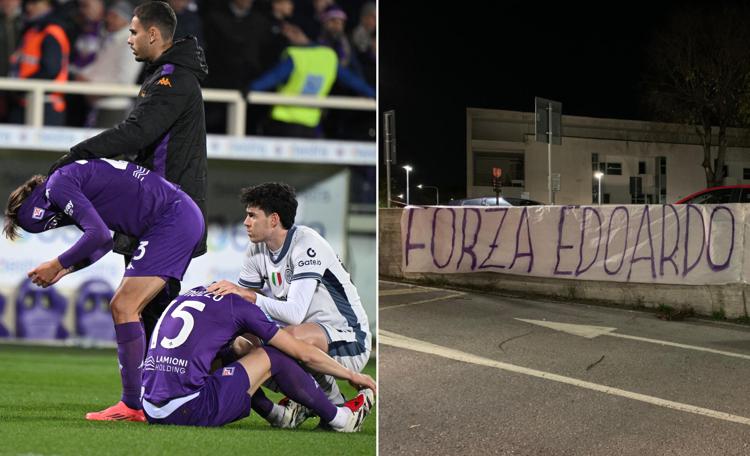 I giocatori in campo, lo striscione per Bove