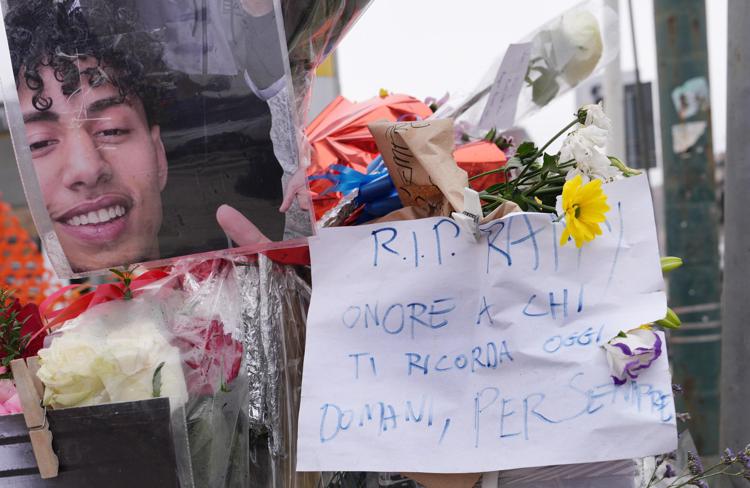 Fiori, messaggi e foto per Ramy Elgaml - Fotogramma