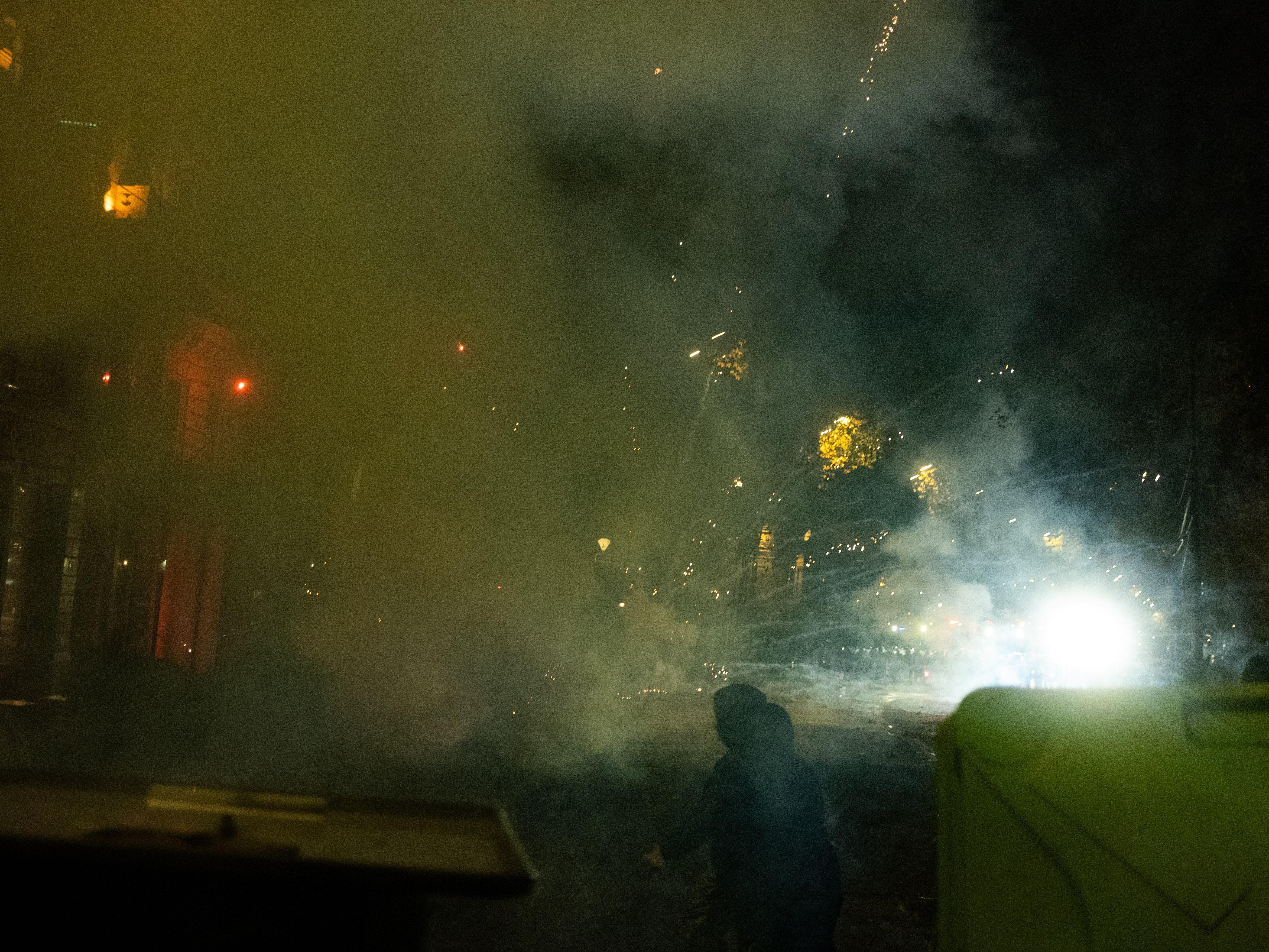 Fumogeni e fuochi artificiali per le strade di Tbilisi