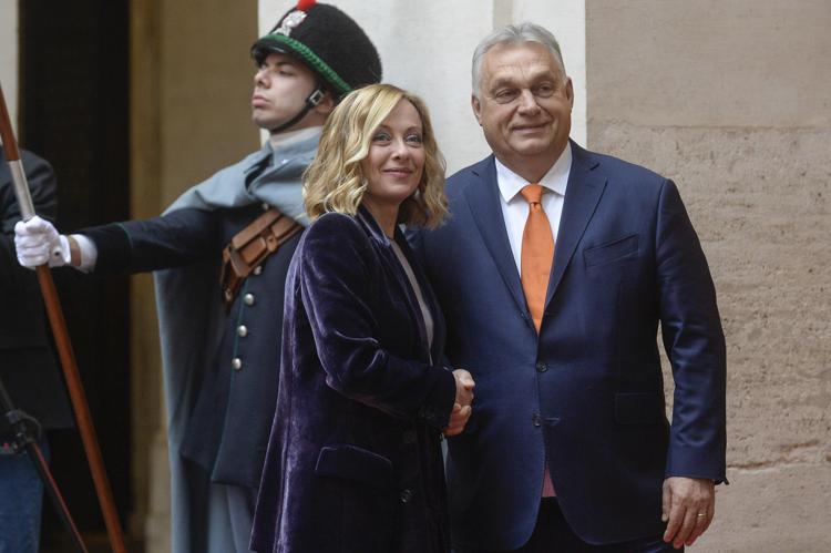 La presidente del Consiglio Giorgia Meloni e il primo ministro ungherese Viktor Orban (Fotogramma)