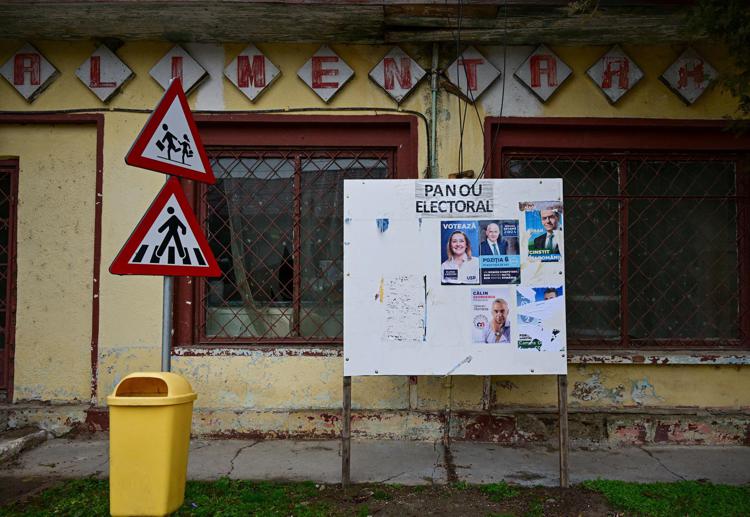 Cartellone elettorale in Romania - Afp