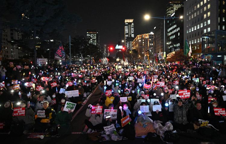 Manifestanti partecipano a una manifestazione per le dimissioni del presidente Yoon Suk Yeol  - (Afp)