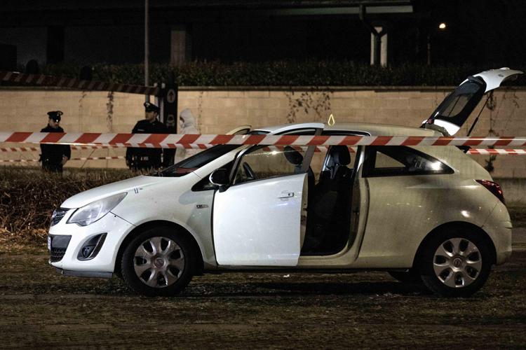 L'auoto della giovane accoltellata dall'ex nel parcheggio di un centro commerciale a Giussano, Monza - Fotogramma