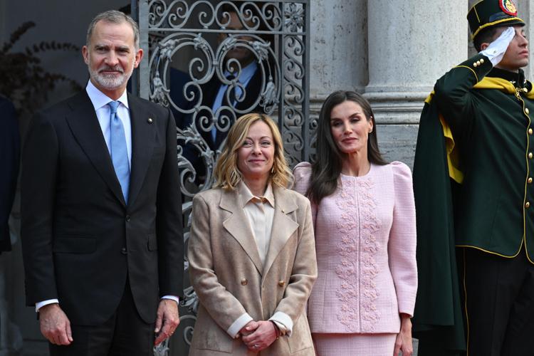 Re Felipe di Spagna con la regina Letizia e la presidente del Consiglio Giorgia Meloni - Afp