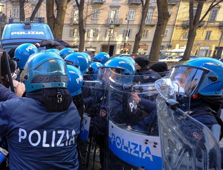 Polizia in tenuta antisommossa (Fotogramma)