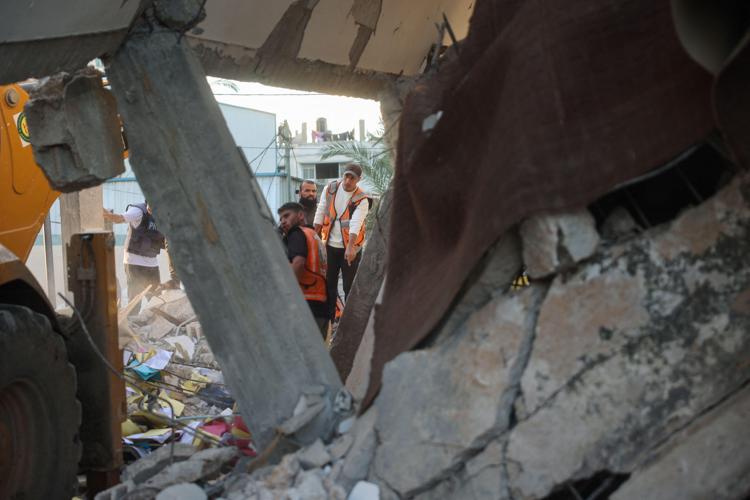 Soccorsi a Gaza dopo i raid israeliani - (Afp)