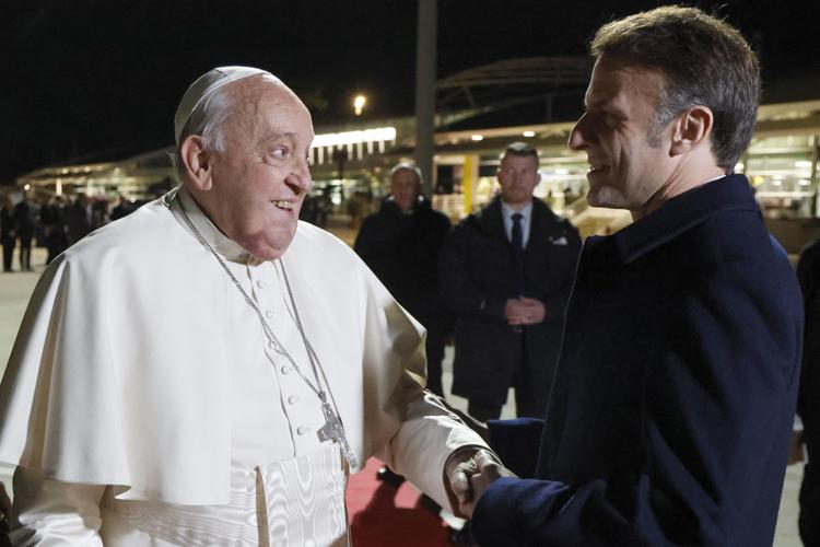 Papa Francesco e Macron - (Afp)