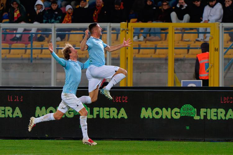 Adam Marusic festeggia il gol con Nicolò Rovella (Fotogramma)