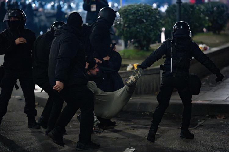 Un arresto durante le proteste in Georgia - Fotogramma /Ipa