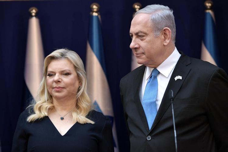 Sara Netanyahu accanto al marito - Fotogramma