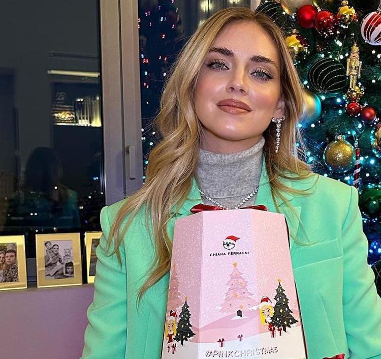 Chiara Ferragni con il pandoro Balocco Pink  Christmas