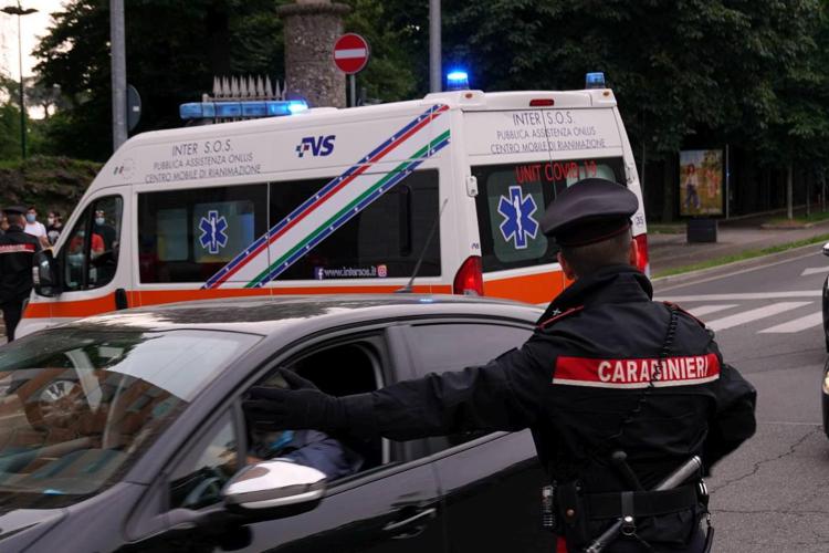 Carabinieri e ambulanza - Fotogramma