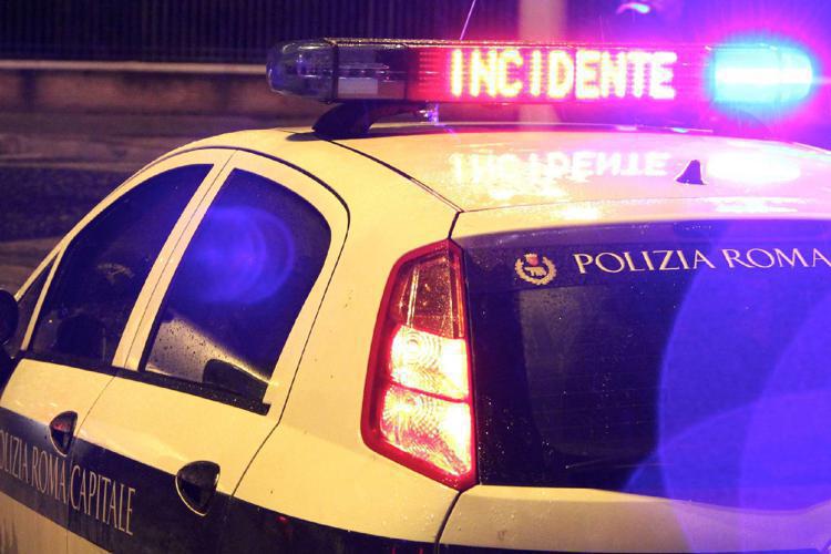 Roma, auto travolge pedone e si schianta contro bus: morto 35enne