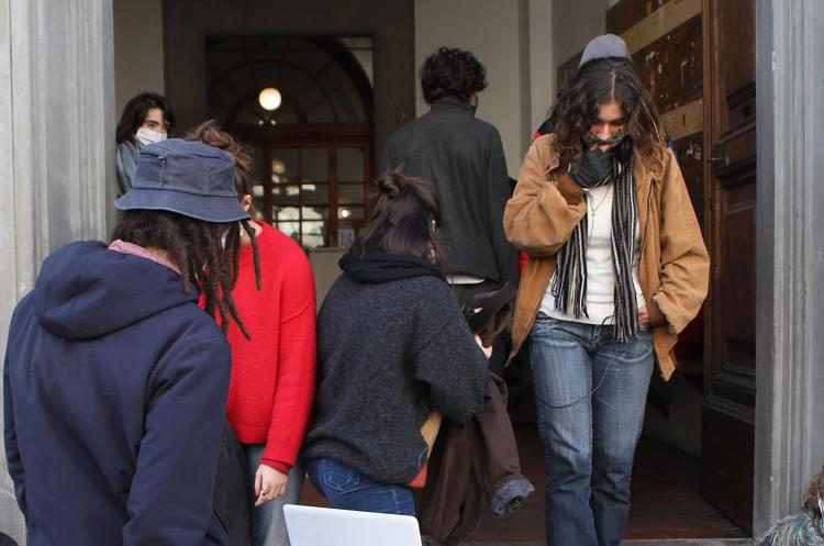 Studenti all'ingresso del liceo Michelangelo - Fotogramma