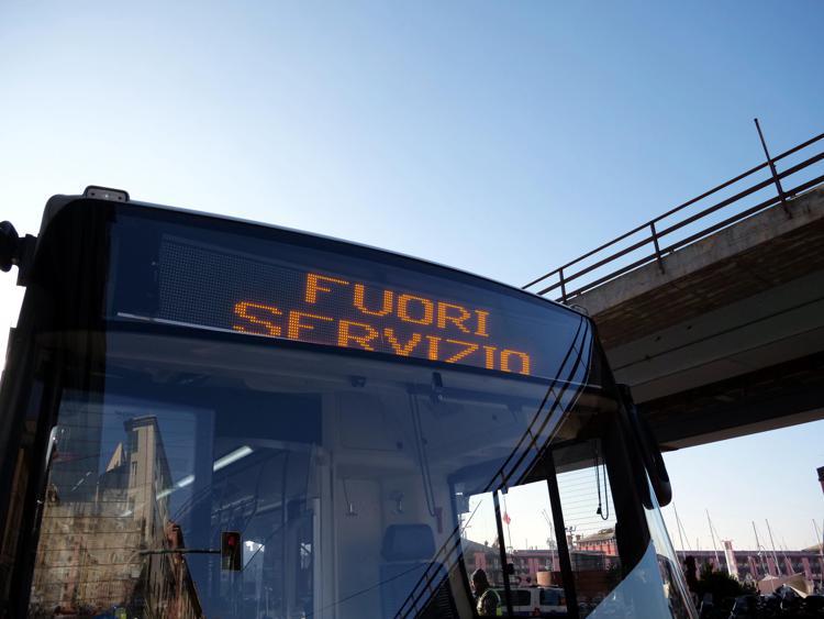 Bus fuori servizio (Fotogramma)