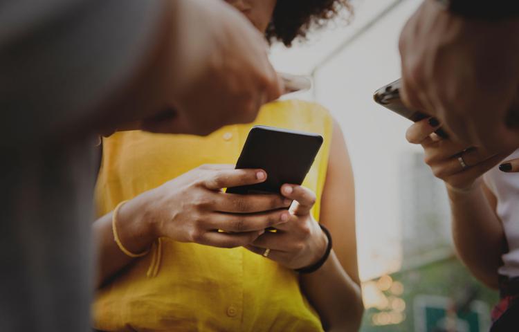Persone che utilizzano il proprio smartphone - 

