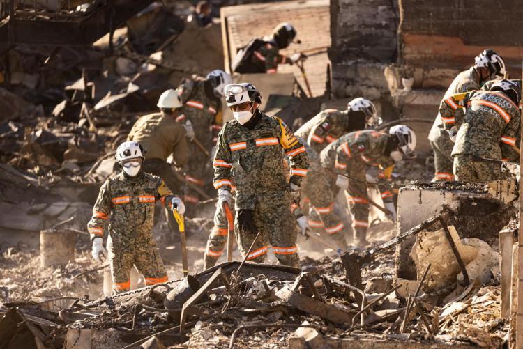 Pompieri contro gli incendi in California - (Afp)