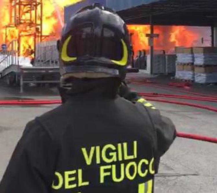 Incendio in un'azienda, immagine di repertorio (Fotogramma)