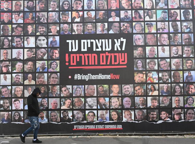 I volti degli ostaggi israeliani nelle mani di Hamas - Fotogramma /Ipa