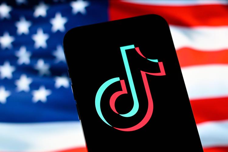 Logo TikTok e sullo sfondo la bandiera Usa - (Fotogramma)