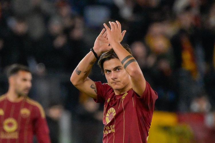 Dybala applaude durante il match - Fotogramma